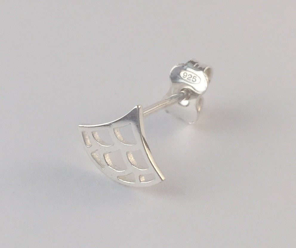 mini boucles d'oreille Vague Seigaiha , argent sterling, inspiration Japon. Bijoux minimalistes.