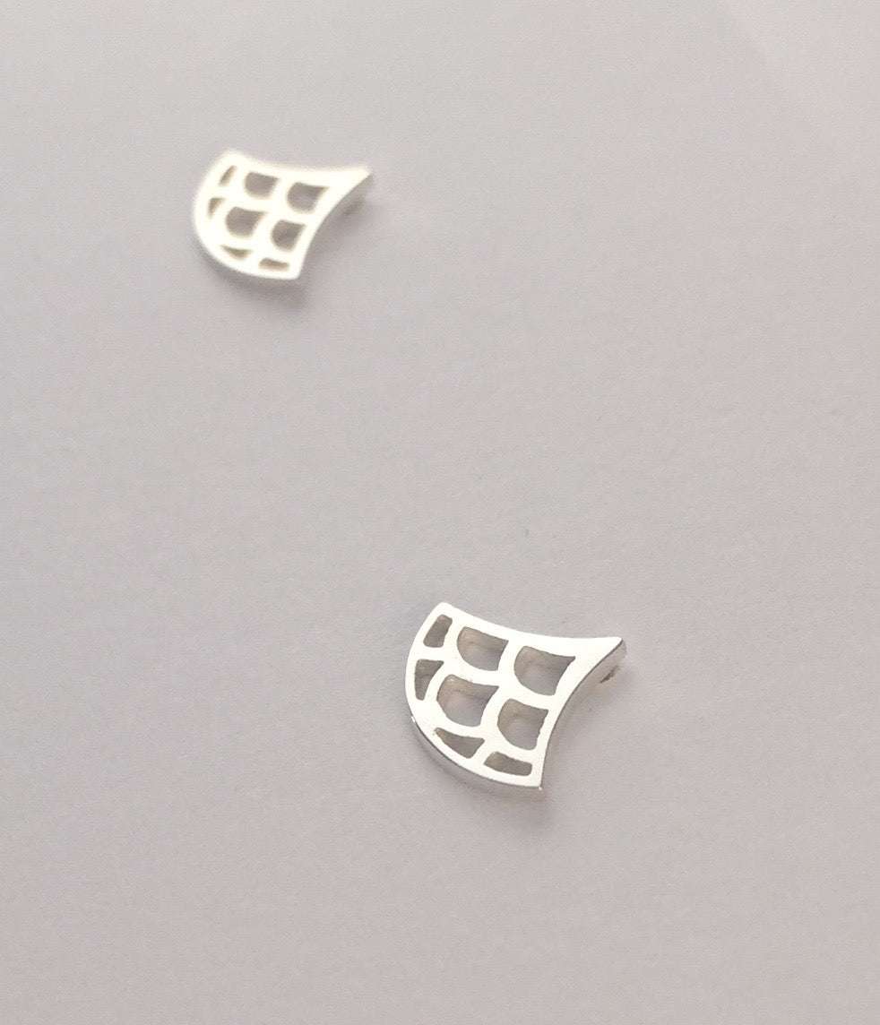 mini boucles d'oreille Vague Seigaiha , argent sterling, inspiration Japon. Bijoux minimalistes.