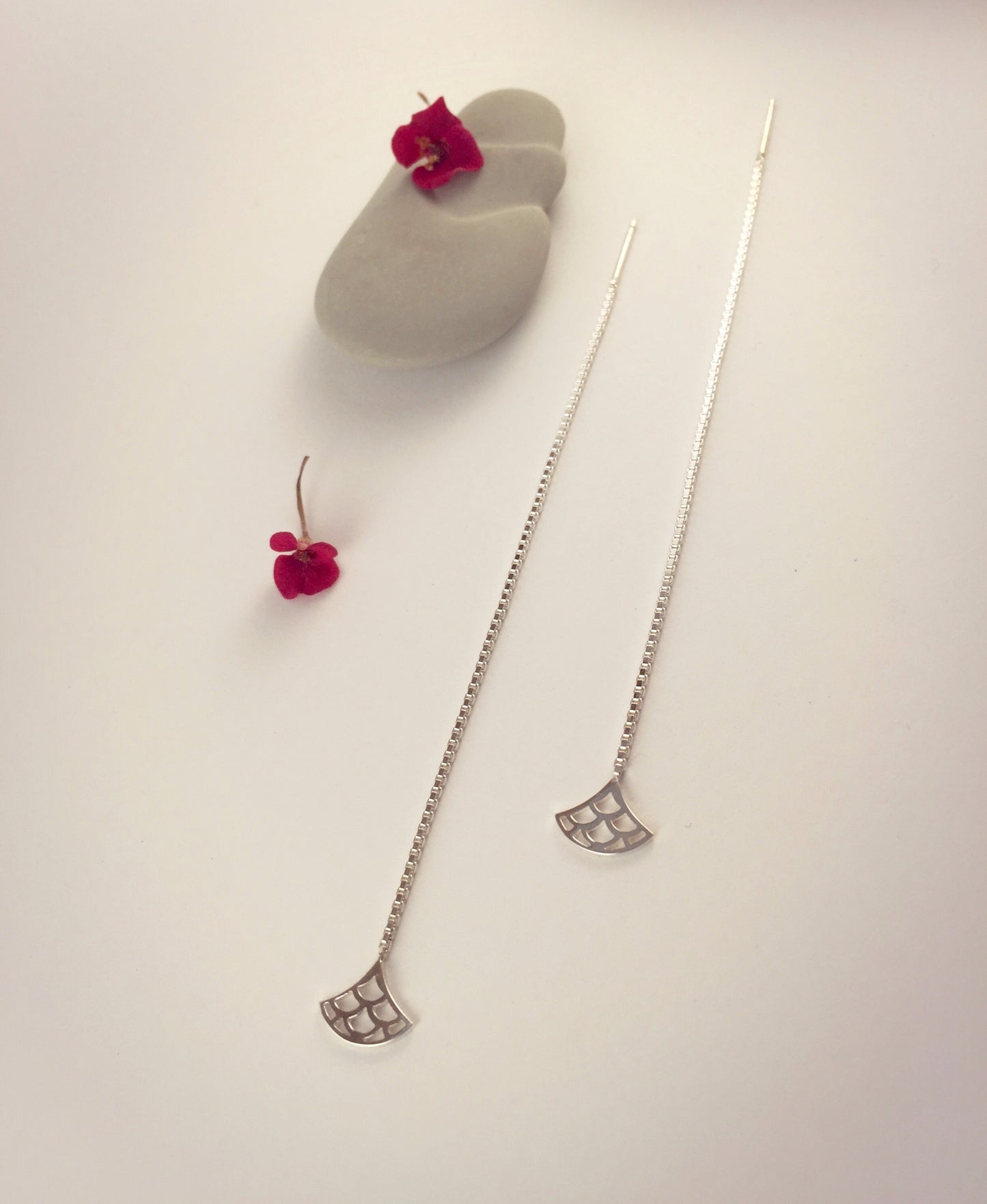 Enfile aiguille boucles d'oreille Vague Seigaiha , argent sterling, inspiration Japon. Bijoux minimalistes.