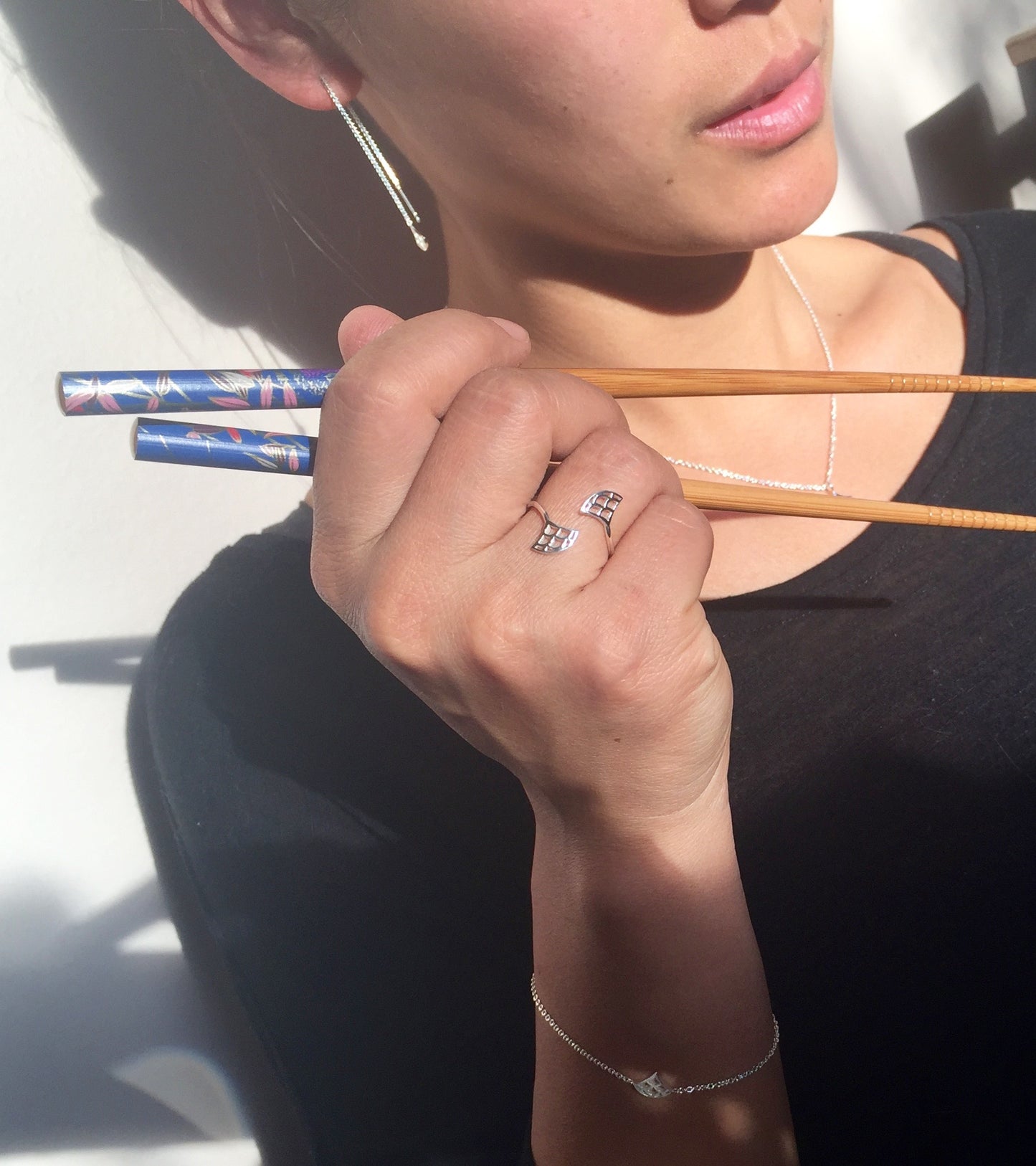 Enfile aiguille boucles d'oreille Vague Seigaiha , argent sterling, inspiration Japon. Bijoux minimalistes.