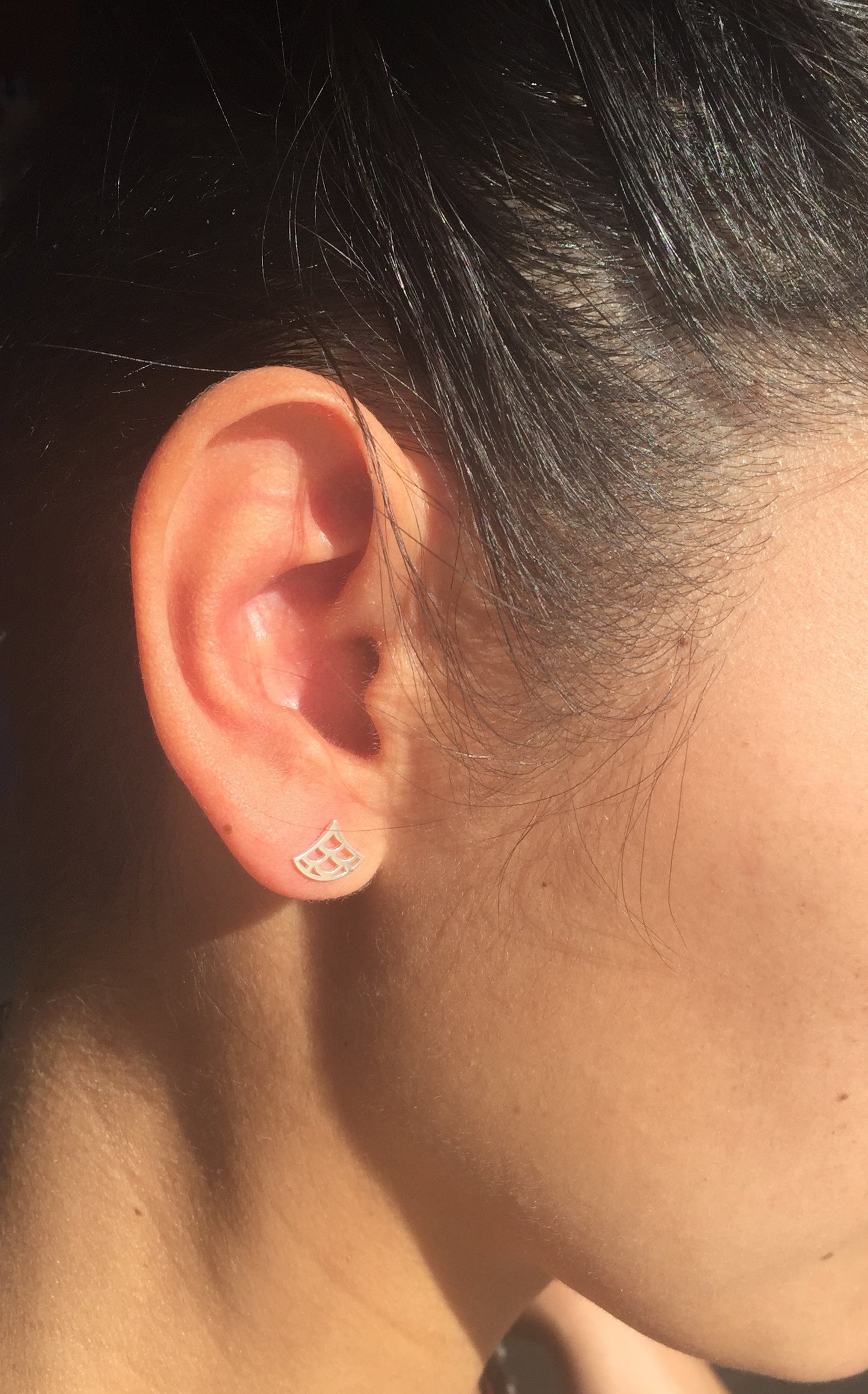 mini boucles d'oreille Vague Seigaiha , argent sterling, inspiration Japon. Bijoux minimalistes.