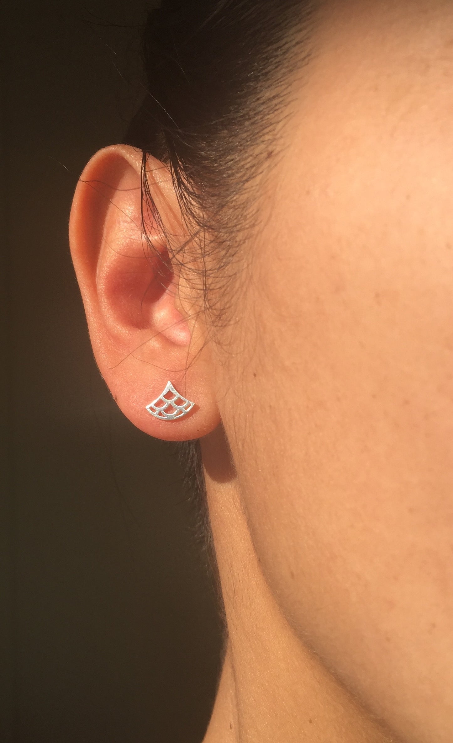mini boucles d'oreille Vague Seigaiha , argent sterling, inspiration Japon. Bijoux minimalistes.