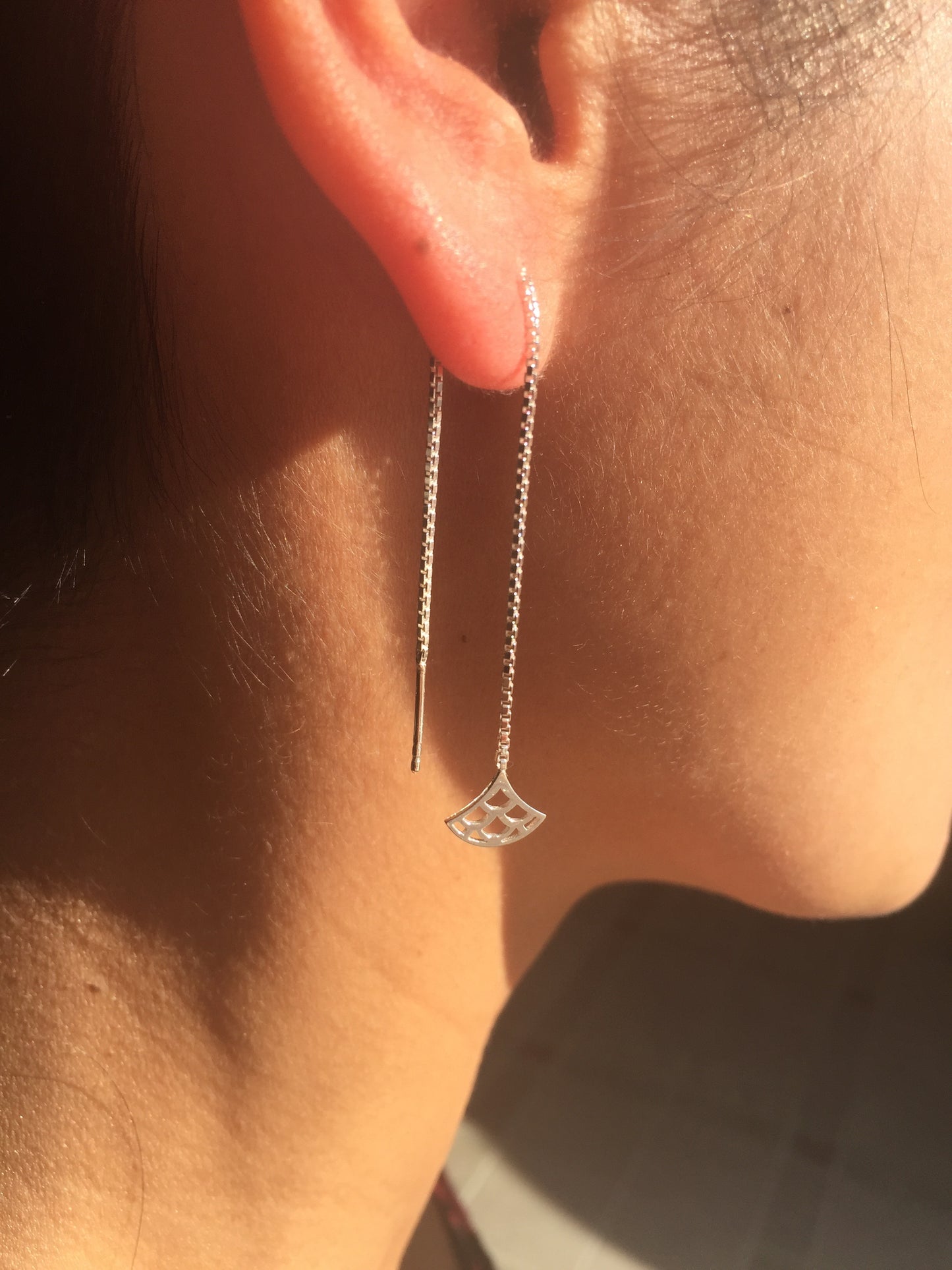 Enfile aiguille boucles d'oreille Vague Seigaiha , argent sterling, inspiration Japon. Bijoux minimalistes.