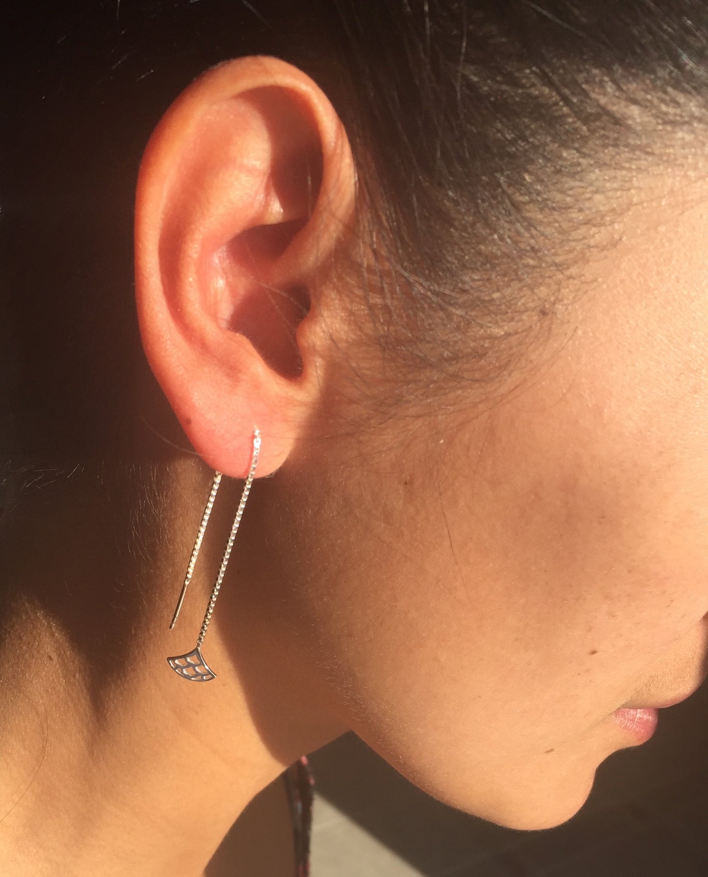 Enfile aiguille boucles d'oreille Vague Seigaiha , argent sterling, inspiration Japon. Bijoux minimalistes.