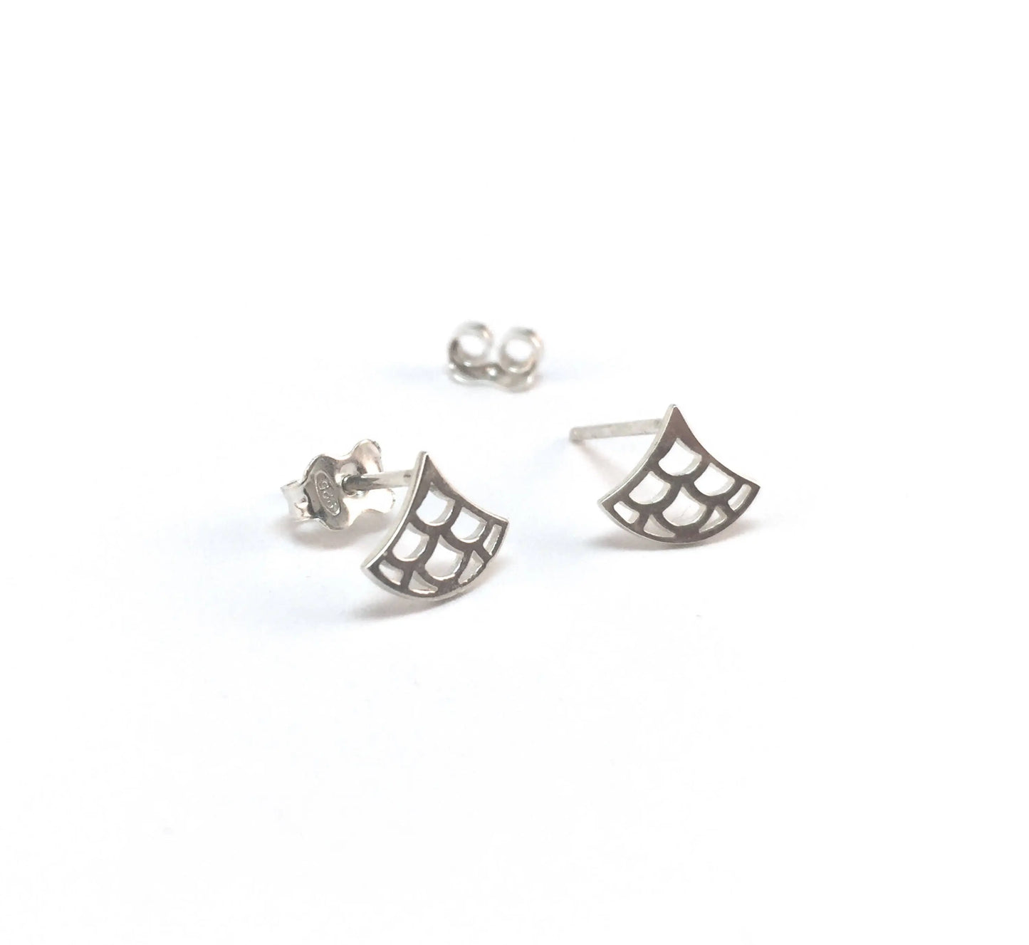 mini boucles d'oreille Vague Seigaiha , argent sterling, inspiration Japon. Bijoux minimalistes.