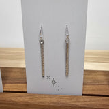 Boucle d'oreille longues Bouleau sur crochet, inspirées de l'écorce des arbres et entièrement faites à la main. Argent sterling.