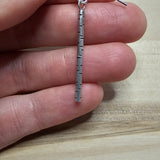 Boucle d'oreille longues Bouleau sur crochet, inspirées de l'écorce des arbres et entièrement faites à la main. Argent sterling.