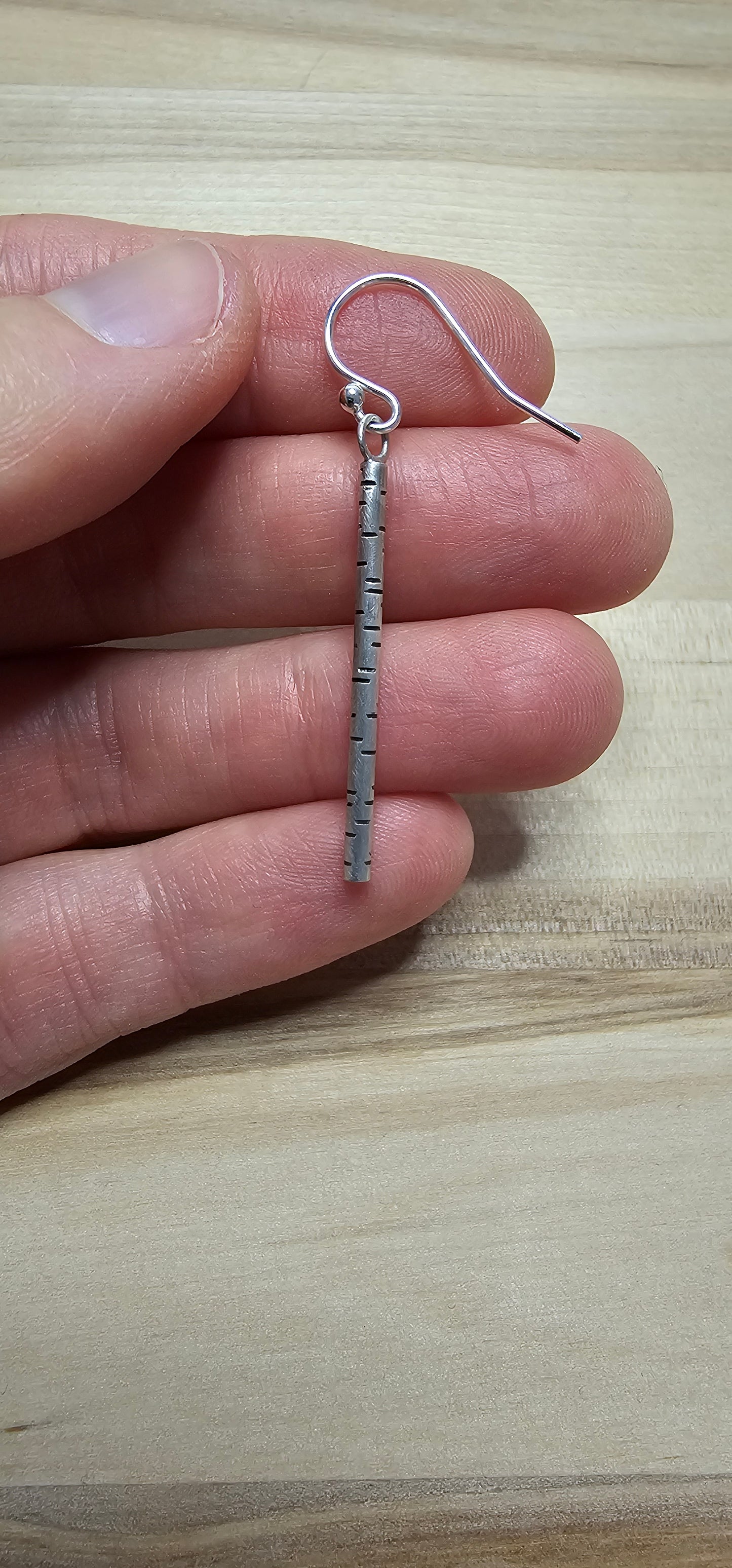 Boucle d'oreille longues Bouleau sur crochet, inspirées de l'écorce des arbres et entièrement faites à la main. Argent sterling.