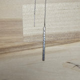 Boucle d'oreille longues Bouleau style enfile aiguille, inspirées de l'écorce des arbres et entièrement faites à la main. Argent sterling.