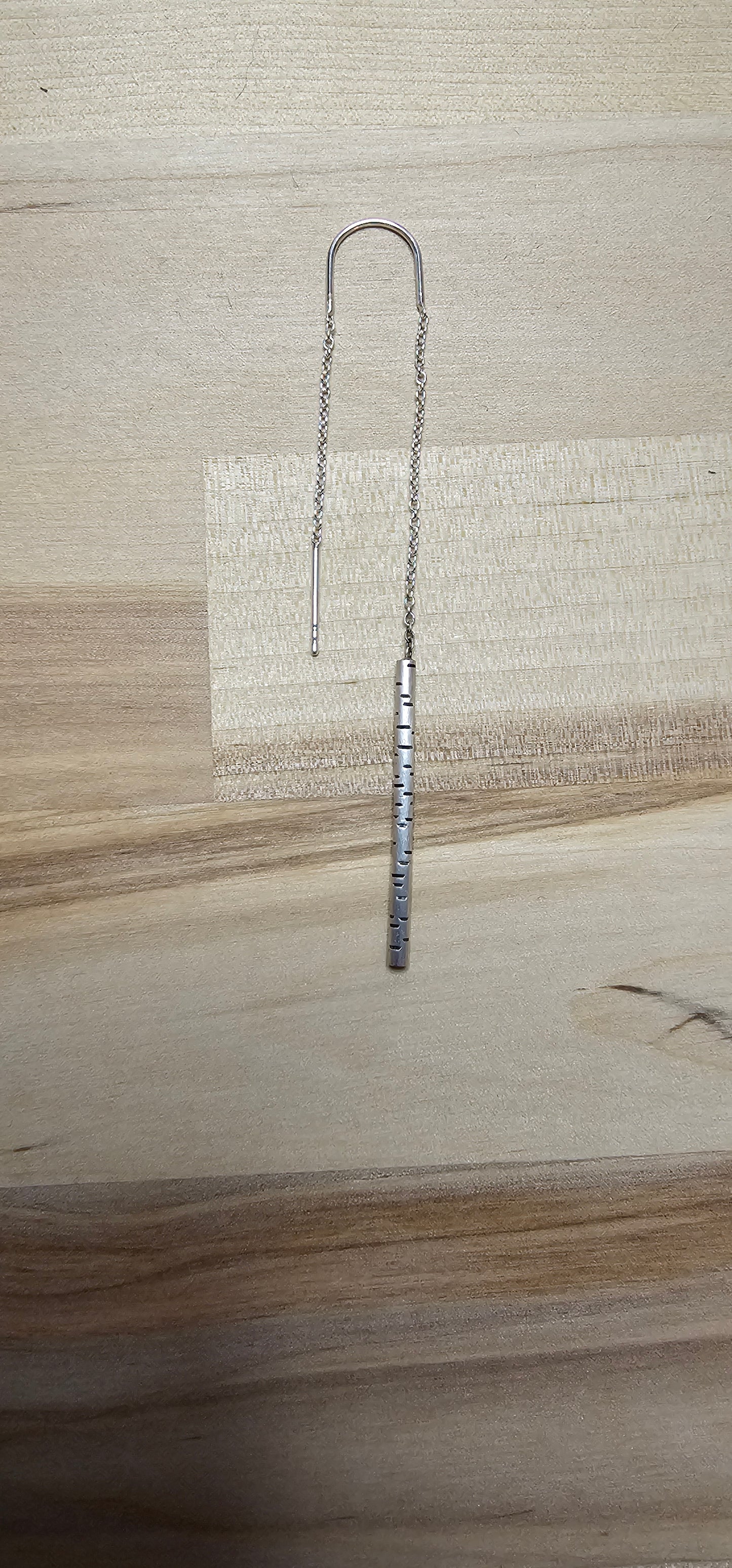 Boucle d'oreille longues Bouleau style enfile aiguille, inspirées de l'écorce des arbres et entièrement faites à la main. Argent sterling.