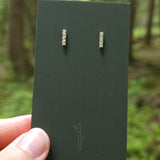 Puces d'oreille Bouleau, boucles d'oreille inspirée de l'écorce des arbres et entièrement faites à la main. Argent sterling.