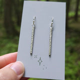 Boucle d'oreille longues Bouleau sur crochet, inspirées de l'écorce des arbres et entièrement faites à la main. Argent sterling.