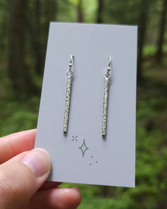 Boucle d'oreille longues Bouleau sur crochet, inspirées de l'écorce des arbres et entièrement faites à la main. Argent sterling.