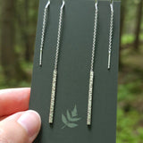 Boucle d'oreille longues Bouleau style enfile aiguille, inspirées de l'écorce des arbres et entièrement faites à la main. Argent sterling.