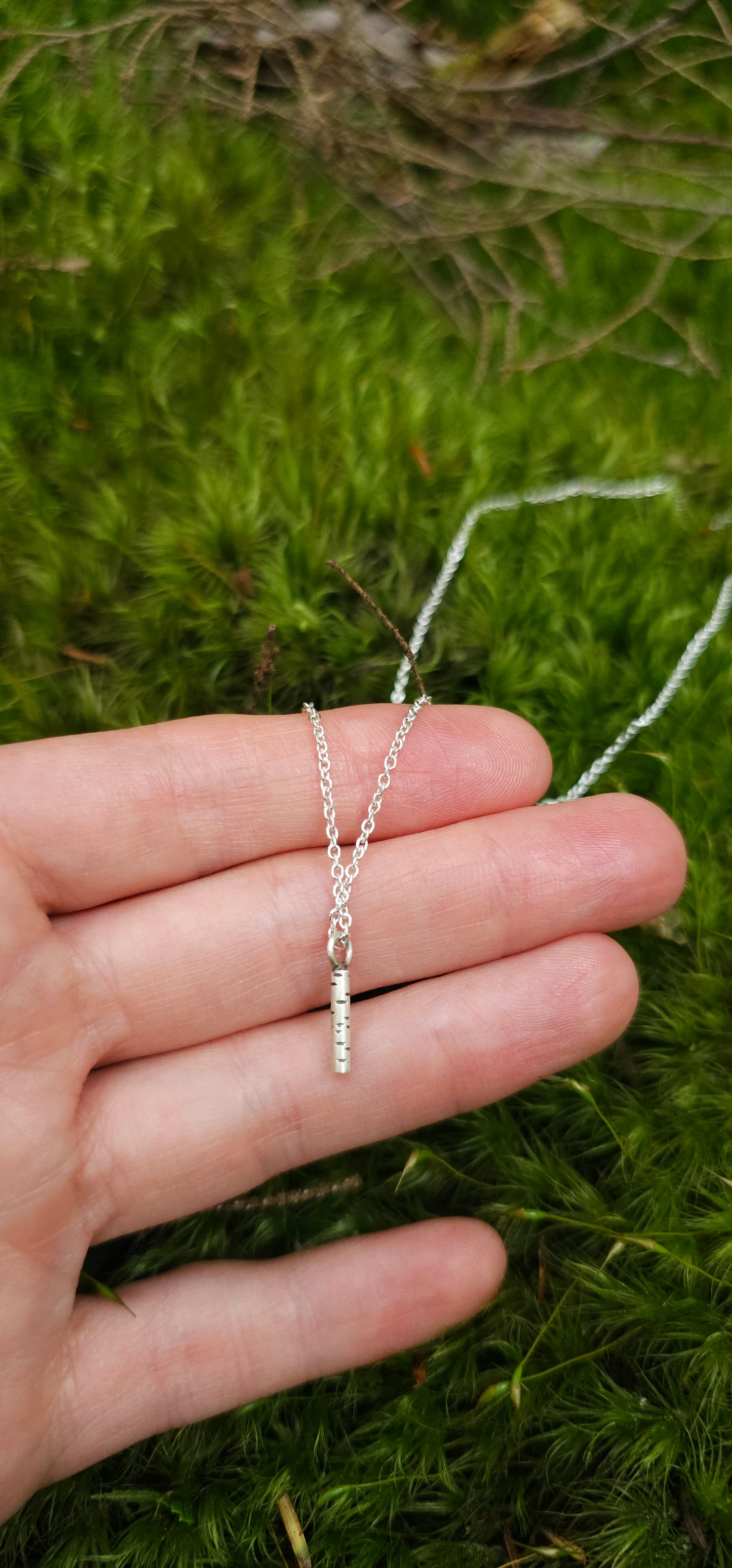 Mini collier Bouleau, collier inspiré de l'écorce des arbres et entièrement fait à la main. Argent sterling.