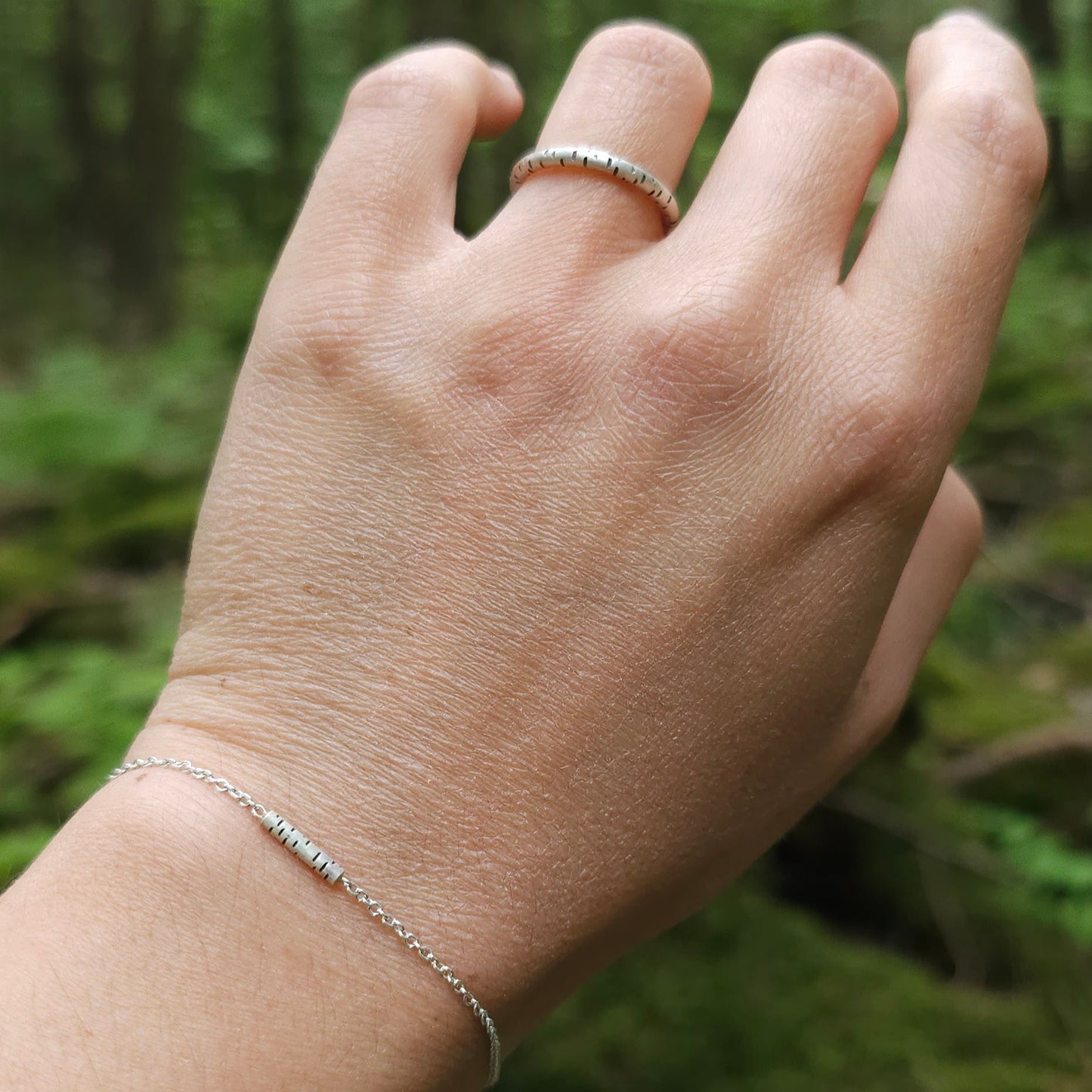 Bracelet mini Bouleau réglable de 6 à 7 pouces, inspiré de l'écorce des arbres. Entièrement fait à la main en argent sterling.