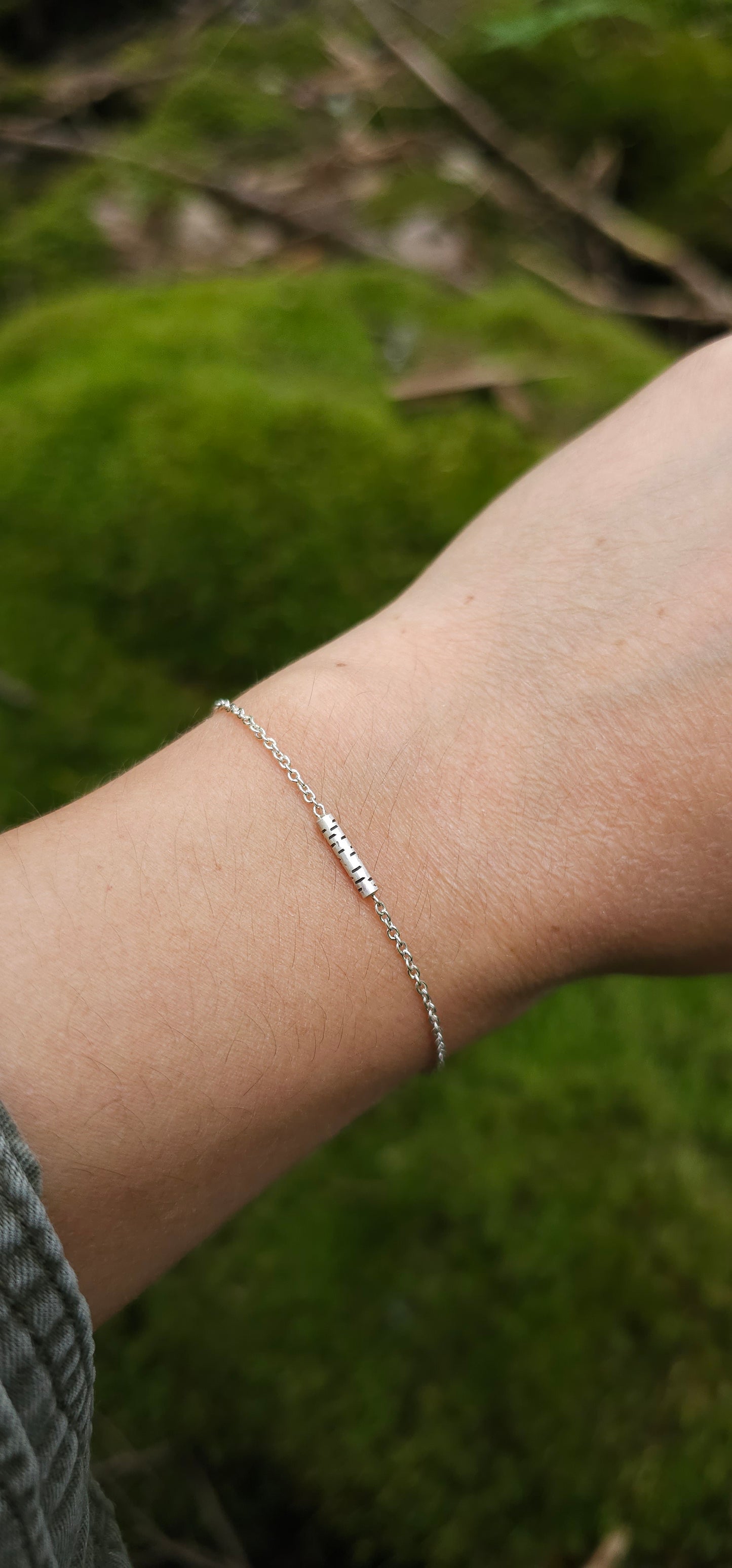 Bracelet mini Bouleau réglable de 6 à 7 pouces, inspiré de l'écorce des arbres. Entièrement fait à la main en argent sterling.