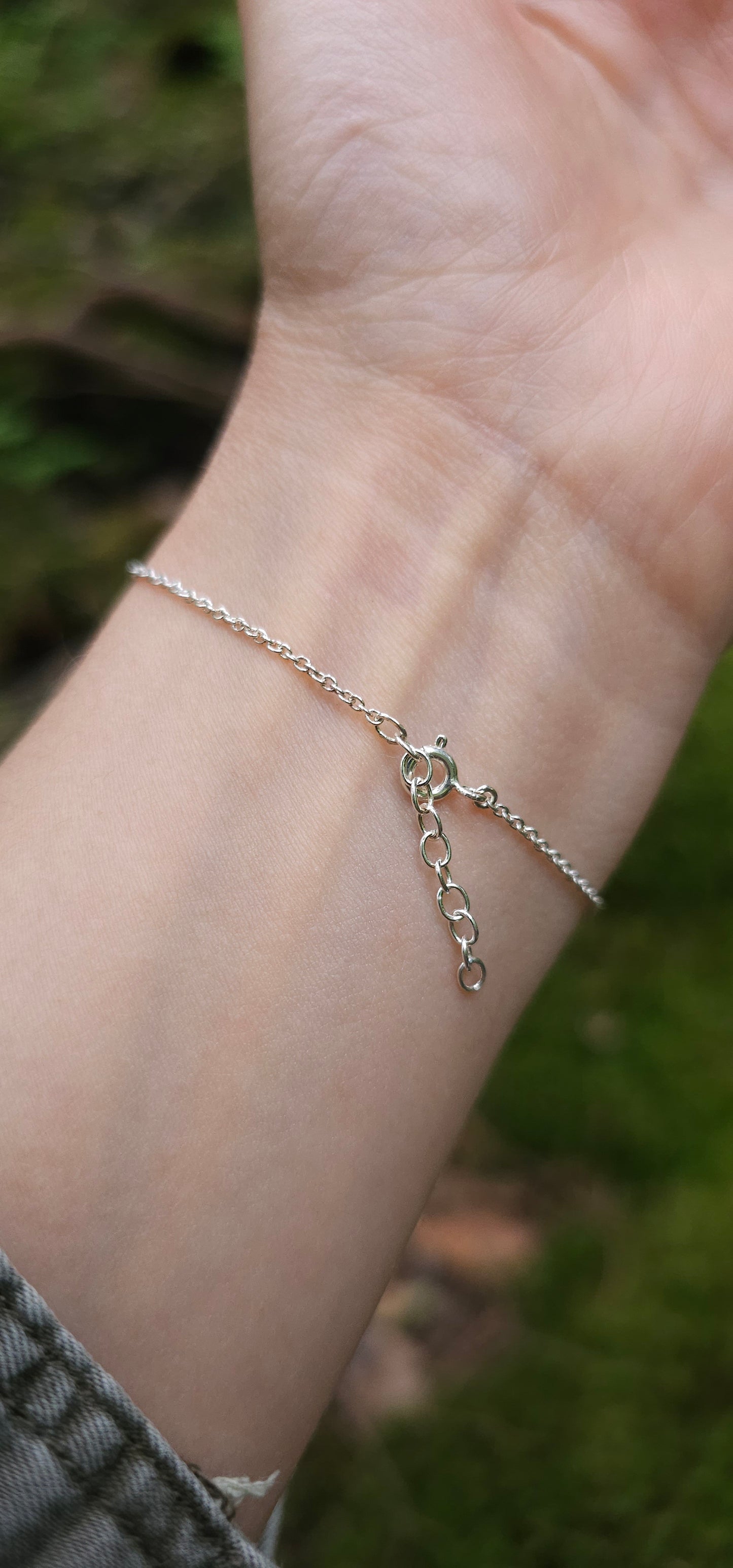 Bracelet mini Bouleau réglable de 6 à 7 pouces, inspiré de l'écorce des arbres. Entièrement fait à la main en argent sterling.