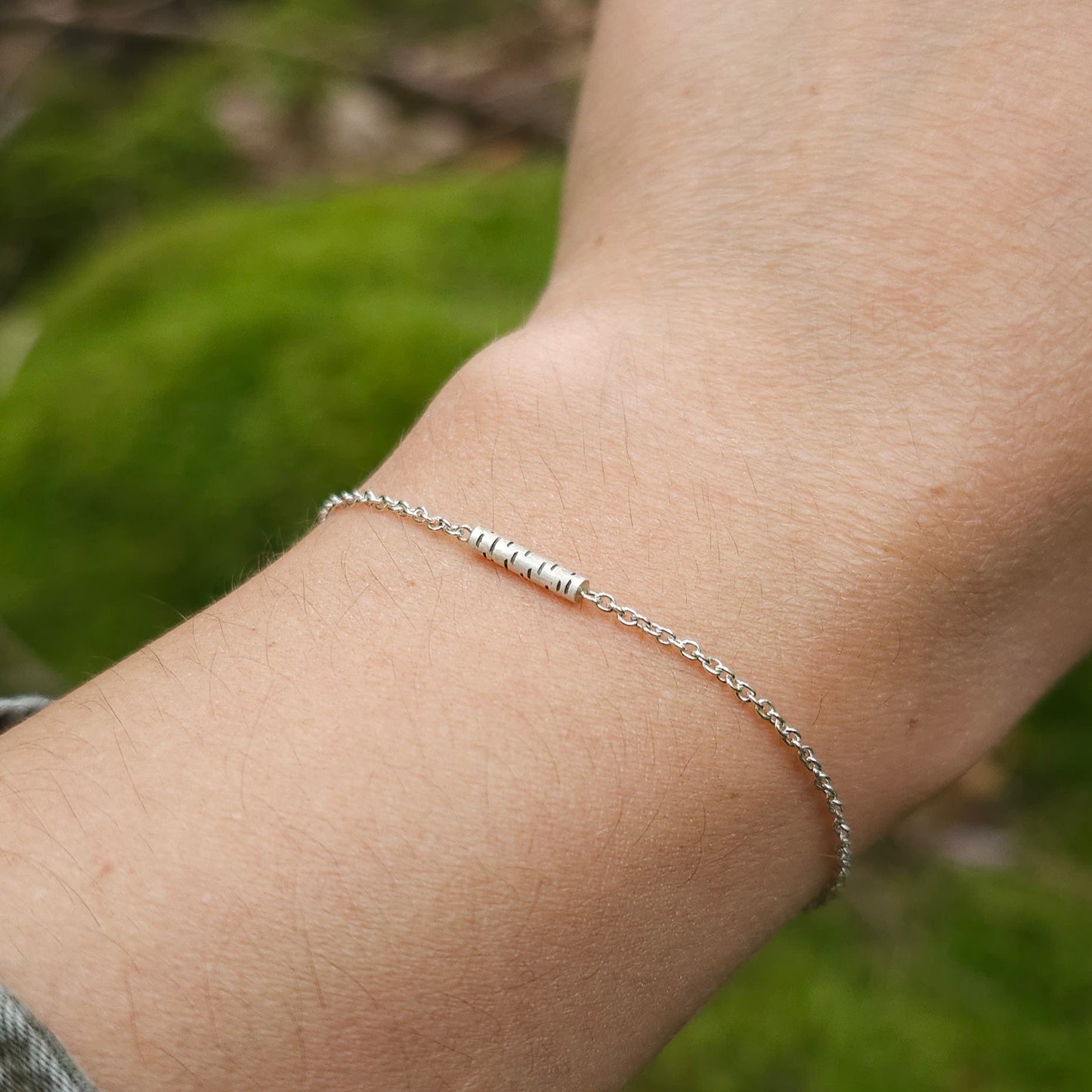 Bracelet mini Bouleau réglable de 6 à 7 pouces, inspiré de l'écorce des arbres. Entièrement fait à la main en argent sterling.