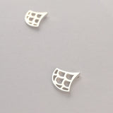 mini boucles d'oreille Vague Seigaiha , argent sterling,  inspiration Japon. Bijoux minimalistes.