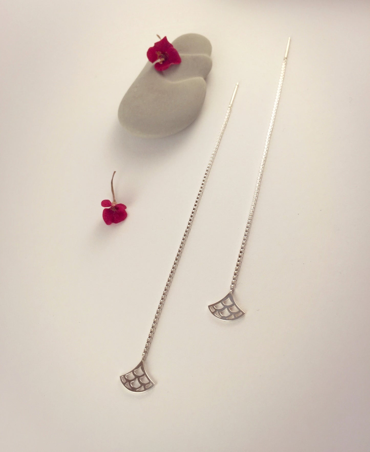 Enfile aiguille boucles d'oreille Vague Seigaiha , argent sterling,  inspiration Japon. Bijoux minimalistes.