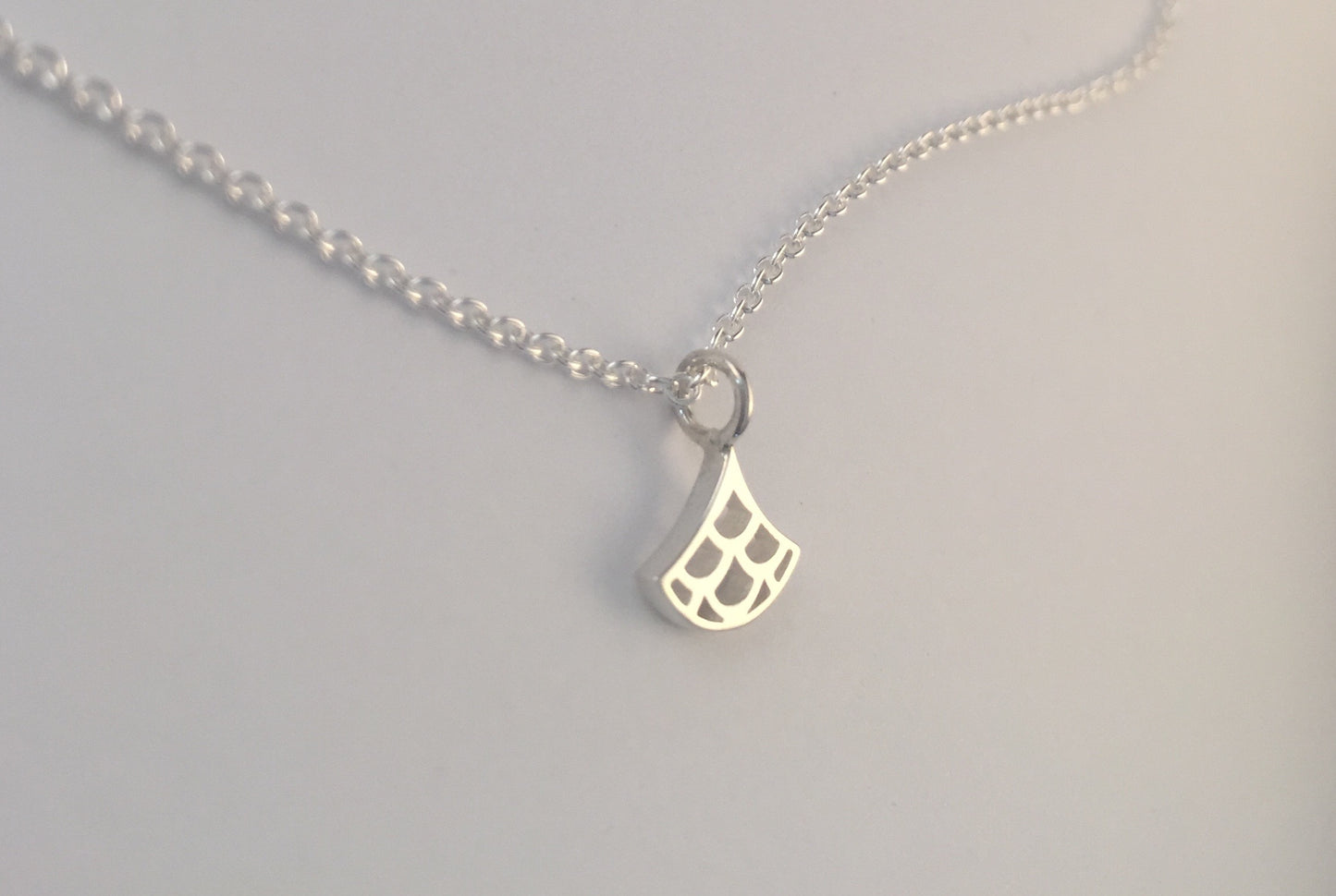 Collier Vague Seigaiha, mini pendentif argent sterling avec chaîne,  inspiration Japon. Bijou minimaliste.