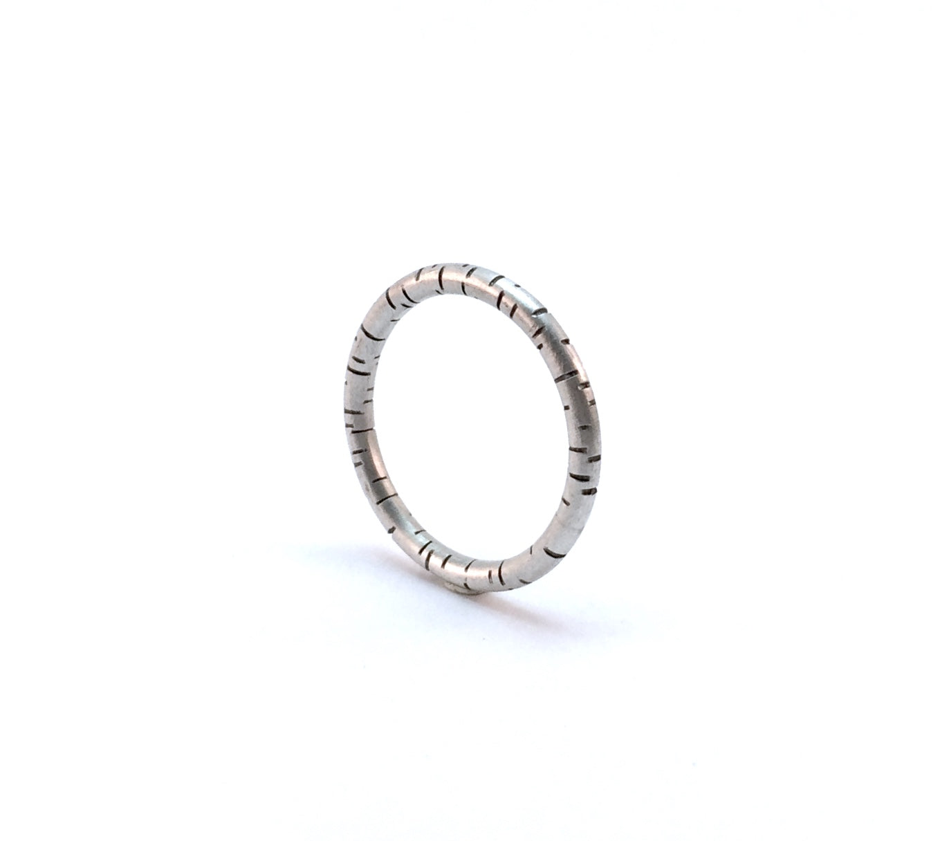 Bague Bouleau, jonc inspiré de l'écorce du bouleau. Argent sterling. Bague mixte, pour femme et homme.