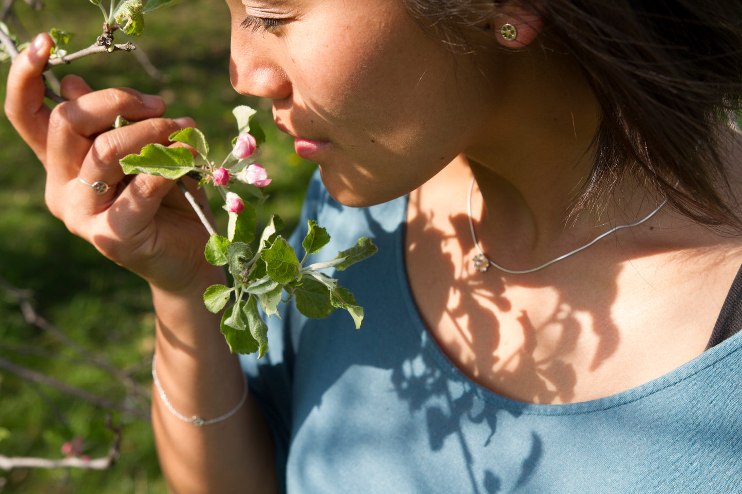 Boucles d'oreilles minimaliste Sakura, fleurs de cerisier, argent sterling, bijou d'inspiration Japonaise.