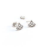 mini boucles d'oreille Vague Seigaiha , argent sterling,  inspiration Japon. Bijoux minimalistes.