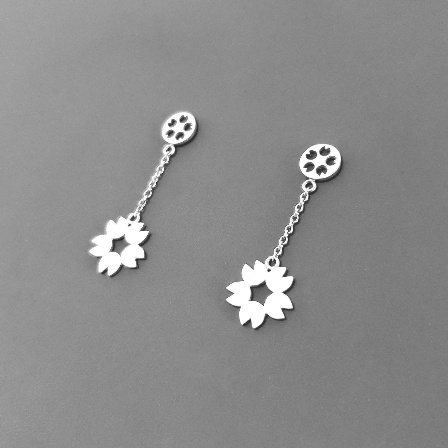 Boucles d'oreilles pendantes Sakura, fleurs de cerisier, argent sterling, bijou d'inspiration Japonaise.