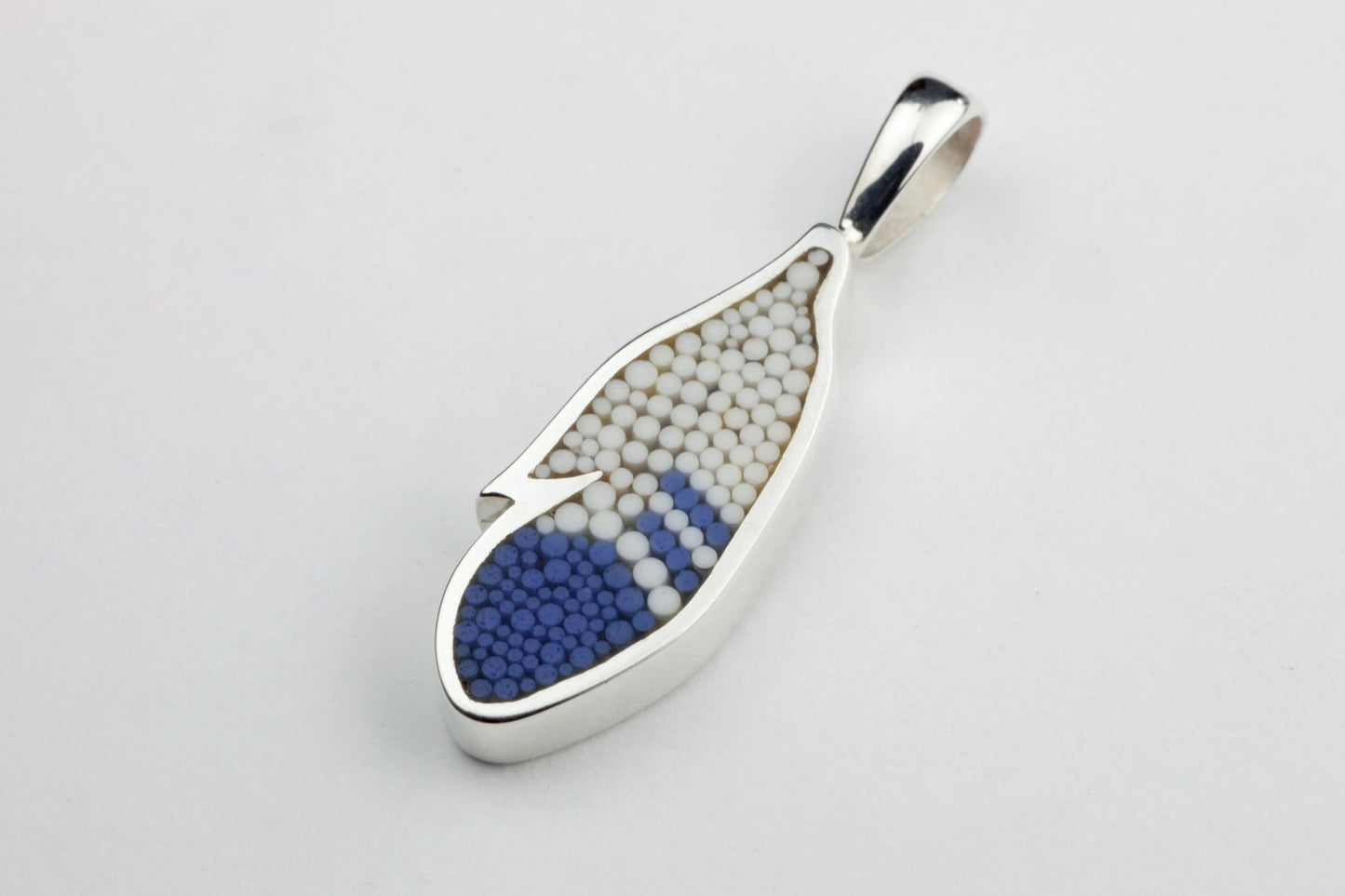 Pendentif Plume 10 en argent sterling et micro-mosaïque de verre, avec chaîne en argent sterling.