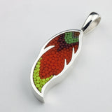 Pendentif Plume 11 en argent sterling et micro-mosaïque de verre, avec chaîne en argent sterling.