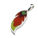 Pendentif Plume 11 en argent sterling et micro-mosaïque de verre, avec chaîne en argent sterling.