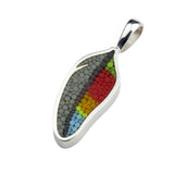 Pendentif Plume 12 en argent sterling et micro-mosaïque de verre, avec chaîne en argent sterling.