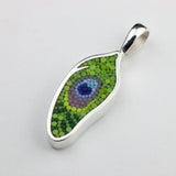 Pendentif Plume 13 en argent sterling et micro-mosaïque de verre, avec chaîne en argent sterling.