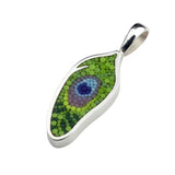 Pendentif Plume 13 en argent sterling et micro-mosaïque de verre, avec chaîne en argent sterling.