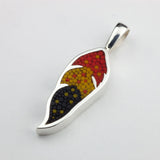 Pendentif Plume 14 en argent sterling et micro-mosaïque de verre, avec chaîne en argent sterling.