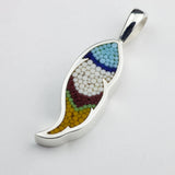Pendentif Plume 15 en argent sterling et micro-mosaïque de verre, avec chaîne en argent sterling.