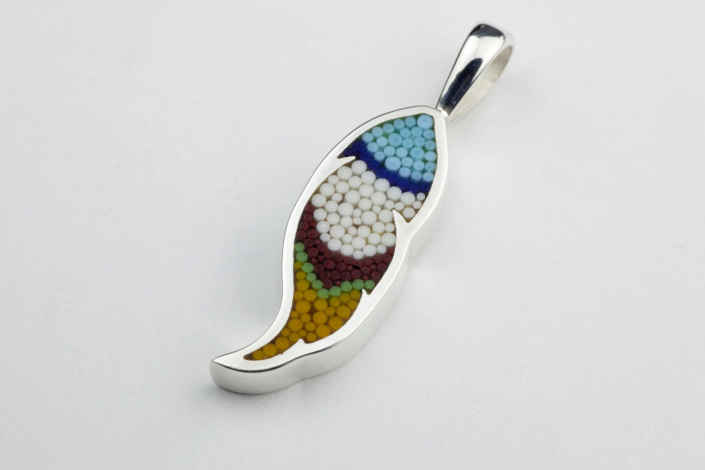 Pendentif Plume 15 en argent sterling et micro-mosaïque de verre, avec chaîne en argent sterling.