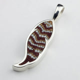Pendentif Plume 16 en argent sterling et micro-mosaïque de verre, avec chaîne en argent sterling.