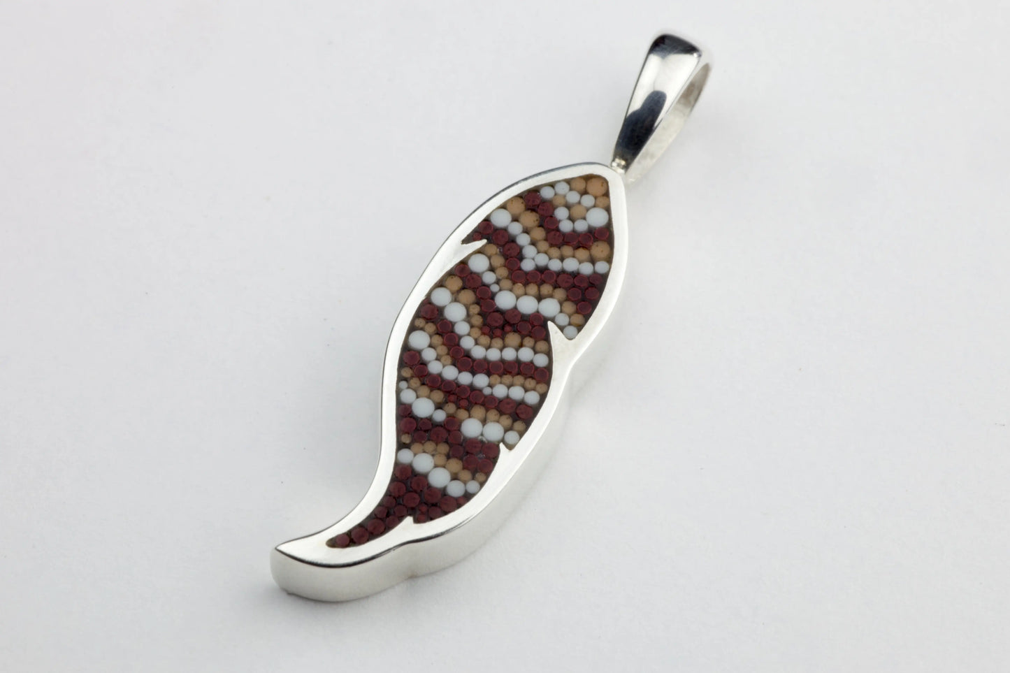 Pendentif Plume 16 en argent sterling et micro-mosaïque de verre, avec chaîne en argent sterling.