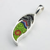 Pendentif Plume 17 en argent sterling et micro-mosaïque de verre, avec chaîne en argent sterling.
