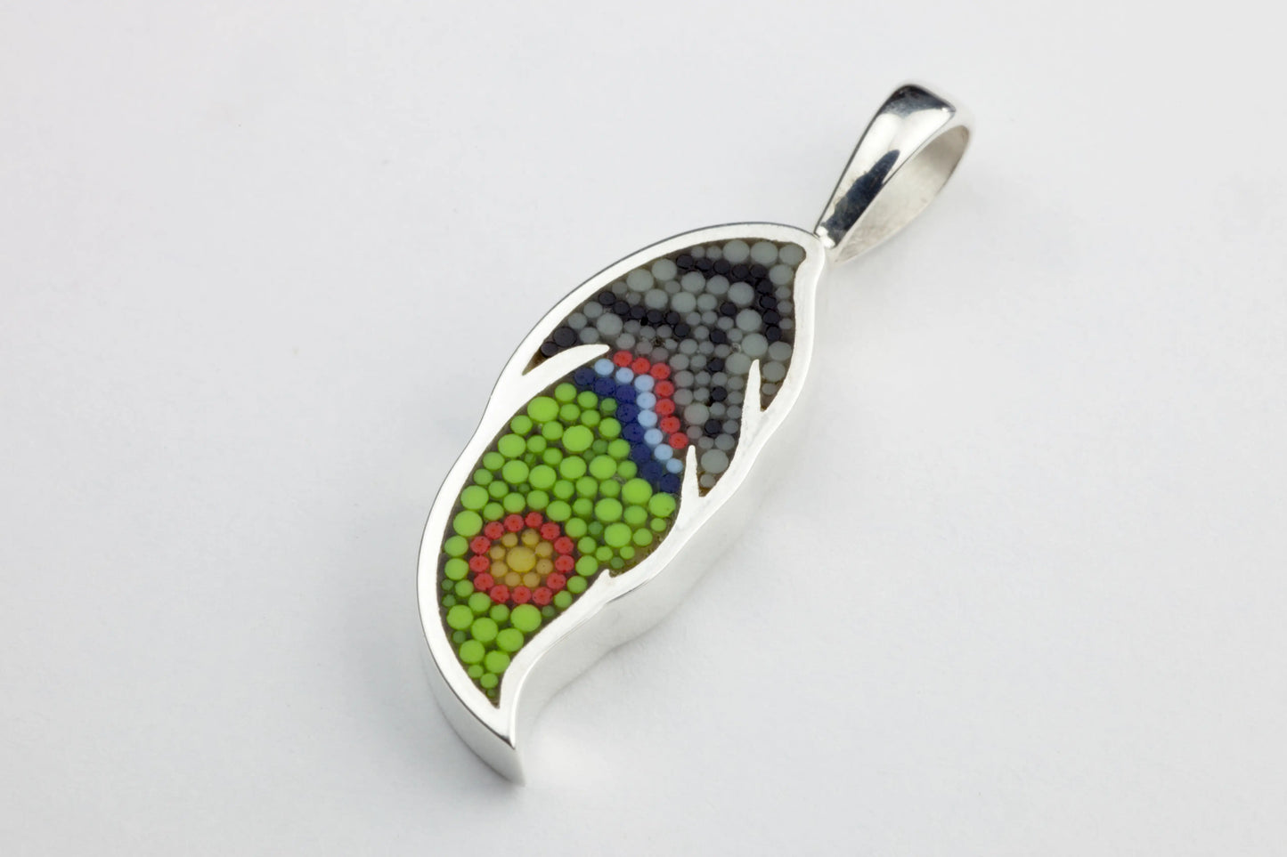 Pendentif Plume 17 en argent sterling et micro-mosaïque de verre, avec chaîne en argent sterling.