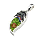 Pendentif Plume 17 en argent sterling et micro-mosaïque de verre, avec chaîne en argent sterling.