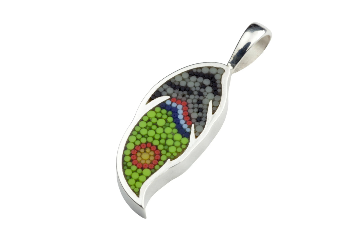 Pendentif Plume 17 en argent sterling et micro-mosaïque de verre, avec chaîne en argent sterling.