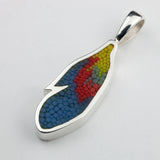 Pendentif Plume 19 en argent sterling et micro-mosaïque de verre, avec chaîne en argent sterling.
