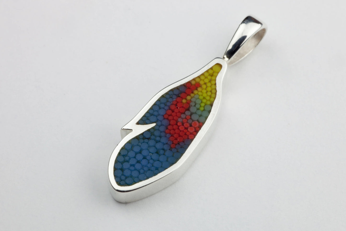 Pendentif Plume 19 en argent sterling et micro-mosaïque de verre, avec chaîne en argent sterling.