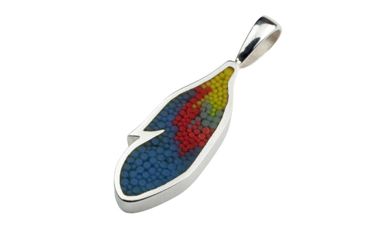 Pendentif Plume 19 en argent sterling et micro-mosaïque de verre, avec chaîne en argent sterling.