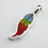 Pendentif Plume 1 en argent sterling et micro-mosaïque de verre, avec chaîne en argent sterling.
