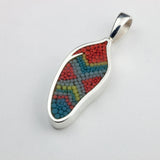 Pendentif Plume 20 en argent sterling et micro-mosaïque de verre, avec chaîne en argent sterling.